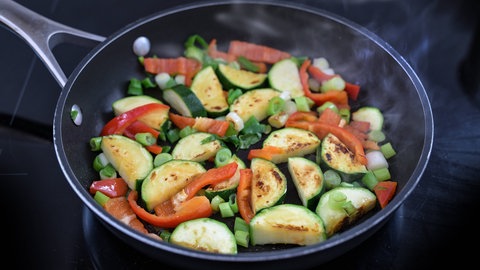Pfanne mit Gemüse - pflanzliche Ernährung fördert das Mikrobiom, also Bakterien, im Darm.