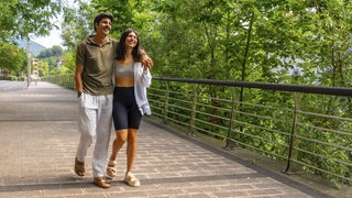 Ein regelmäßiger Spaziergang kann enorm viele positive Effekte auf die Gesundheit haben: Zum Beispiel können Spaziergänge auch präventiv für Demenz- und Alzheimererkrankungen wirken. 