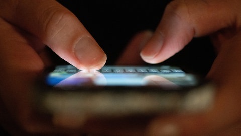 Das Smartphone ist inzwischen unser ständiger Begleiter geworden. Aber so hilfreich das Smartphone auch sein kann, es kann mit seinen ständigen Reizen und Informationen auch Stress im Alltag auslösen. Prof. Dr. Eva Asselmann sagt, dass es sich lohnt das Gerät zwischenzeitlich auch mal in die Schublade zu legen.