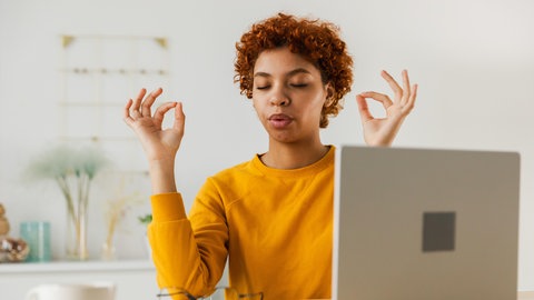 Wenn sich viele äußere Umstände schnell verändern kann uns das Stress bereiten. Ein Tipp von Prof. Dr. Eva Asselmann: Wenn wir merken, dass wir gestresst sind, der Puls hochfährt und die Hände anfangen zu schwitzen, dann kurz innehalten, "tief einatmen und noch länger wieder ausatmen", empfiehlt Eva Asselmann.