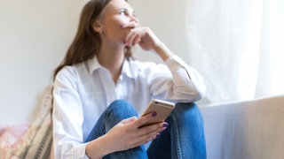 Prof. Dr. Eva Asselmann ist Psychologin und weiß, was uns im Alltag stresst und wie wir dem Stress mit mehr Resilienz entgegenwirken können.