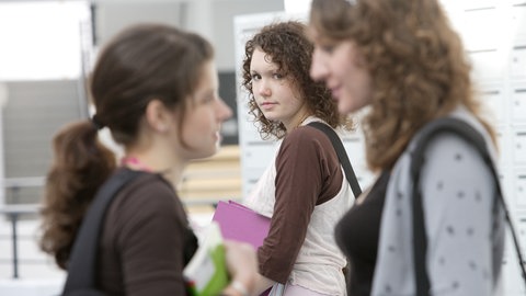 Der Vergleich mit anderen Menschen im Alltag kann Stress auslösen, weil wir uns durch Instagram und Co. nicht mehr mit unseren Nachbarn oder Freunden vergleichen, sondern mit den schönsten, toughesten und sportlichsten Menschen der Welt.