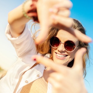 Frau mit Sonnenbrille