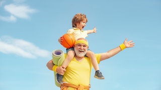 Enkel und Großvater machen Sport