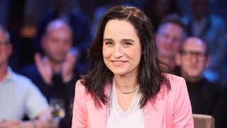 Yael Adler ist Dermatologin und Bestseller-Autorin und weiß wie wir unsere Haut am besten Pflegen können und was wir tun können um Falten vorzubeugen.