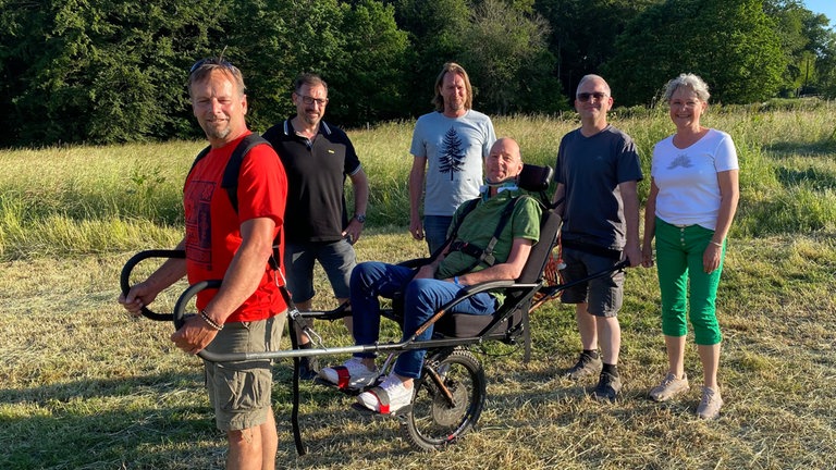 Bei solchen Freunden ist ALS kein Hindernis für eine Bergtour!