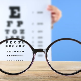 Brille vor Tafel beim Augenarzt