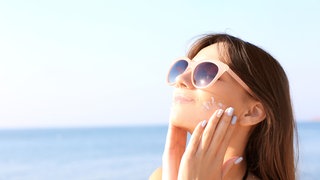 Frau genießt die Sonne