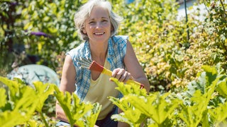 Frau bei der Gartenarbeit
