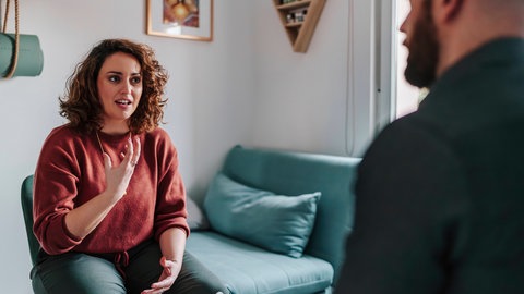 Frau in Psychotherapie. Viele Patienten und Patientinnen hätten gar nicht mehr offene Fragen, sondern eine festen Erwartung.