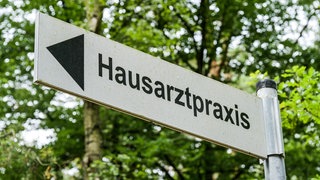 Bei dem Pilotprojekt "HÄPPI" für Hausärzte sollen Sprechstundenhilfe mehr Verantwortung für die Patienten übernehmen. (Symbolbild)