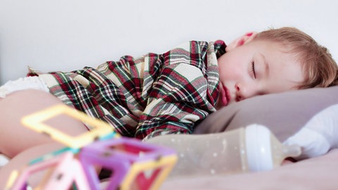 Kind schläft: Die Bundesregierung für Risikobewertung warnt vor dem Einsatz von Melatonin als Einschlafhilfe für Kinder.