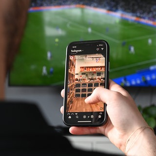 Multitasking ist eine Illusion, der Second Screen stört unsere Konzentrationsfähigkeit. Handynutzung beim Fernsehen entspannt nicht, sondern kostet Energie, sagt Medienpsychologe Sven Lindberg. 