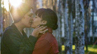 Junge Frau gibt ihrer Freundin einen Kuss auf die Lippen. Küssen beeinflusst nicht nur unsere Gefühle, sondern auch unser Immunsystem.