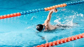 Mann beim Schwimmen