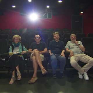 Kinobesitzer Wolfgang Stemann und Klaus Endres mit Freunden