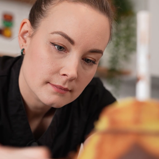 Joanne Kohl bearbeitet einen Kuchen