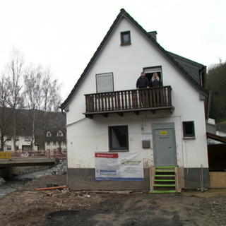 Fabienne Wagner und ihr Mann auf dem Balkon ihres Hauses