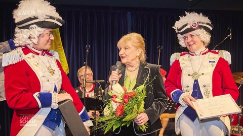 Anna-Katharina Coenen und Johanna Wittker con den "Mainzer Amazonen Corps" Frauengarde