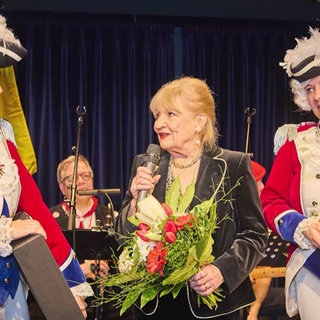 Anna-Katharina Coenen und Johanna Wittker con den "Mainzer Amazonen Corps" Frauengarde