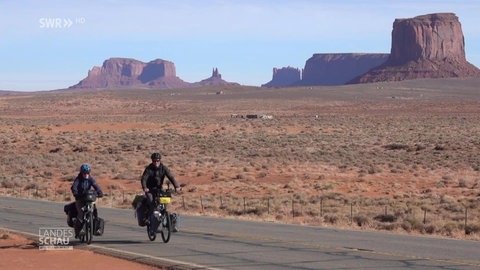 Lotta Schaefer und Lukas Bion auf dem Fahrrad