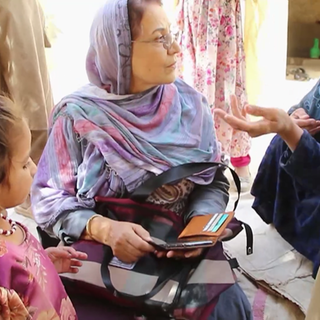 Najiba Behmanesh umgeben von Patienten