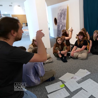 Lehrer Niklas Radschikowsky mit seinen Schüler*innen
