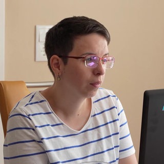 Tanja Müller spricht über ihren Laptop mit ihrer Selbsthilfegruppe