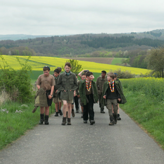 Kinder und Jugendliche verbringen ihre Ferien beim Wandervogelbund "Nerother Wandervögel". Sie arbeiten an der Burg Waldeck, singen und gehen auf Wandermärsche.