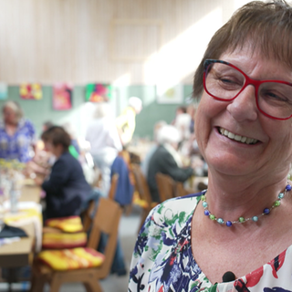 Ingelore Runkel, die Bürgermeisterin in Ehlscheid im Vordergrund. Im Hintergrund sind die Besucherinnen des Frauentags.