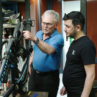 Ehrenamtliche machen Fahrräder für Bedürftige fit