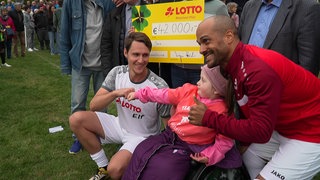 Lotto-Elf erspielt 42.000 Euro für querschnittsgelähmte Janna