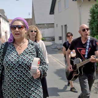 Gesine und Alex Mahr laufen musizierend mit ihren Freunden durch Külsheim-Hundheim