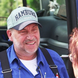 Jürgen Böhm wird von einigen Senioren überrascht.