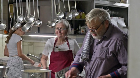Die Wirtsleute Conny und Heino Schmitz in ihrer Küche