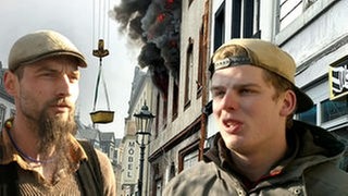 Louis Marx und Jan Vockel stehen vor dem Hausbrand in Koblenz