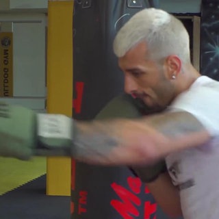 Alex Alselo boxt mit einem Boxsack