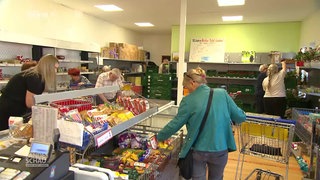 Menschen kaufen im Bühler Tafelladen ein
