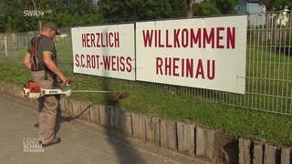 Ein Rentner bei Mäharbeiten