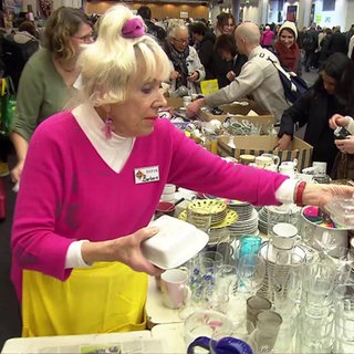 Eine ältere Dame verkauft Waren beim Mannheimer Pfennigbasar