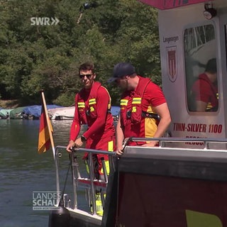 Ehrenamtliche Rettungsschwimmer der DLRG auf dem Bodensee