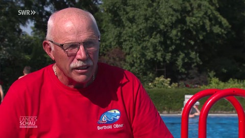 ein Rentner im Freibad