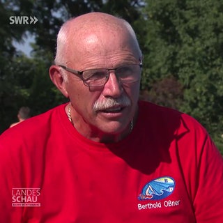 ein Rentner im Freibad