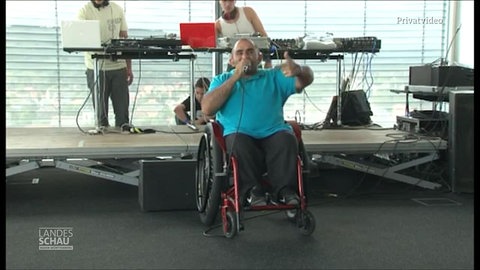 Emiddio ist Schiri mit Glasknochenkrankheit