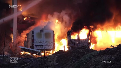 Zwei brennende Transporter