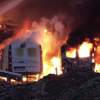 Zwei brennende Transporter