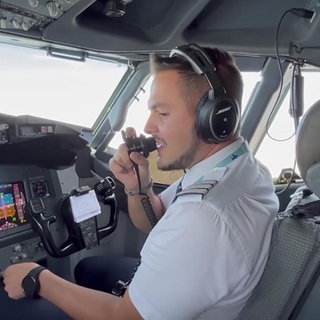 Pilot macht eine Durchsage