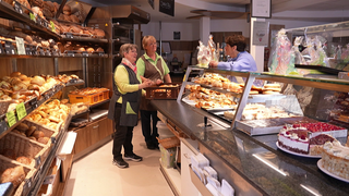 Landesschau-Reporterin Sonja Faber-Schrecklein besucht eine Bäckerei in Lautern.