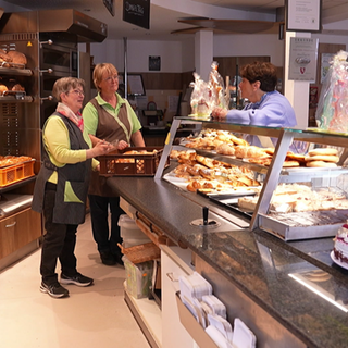 Landesschau-Reporterin Sonja Faber-Schrecklein besucht eine Bäckerei in Lautern.