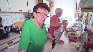 Lissy und Trude backen Kuchen für die Kirche